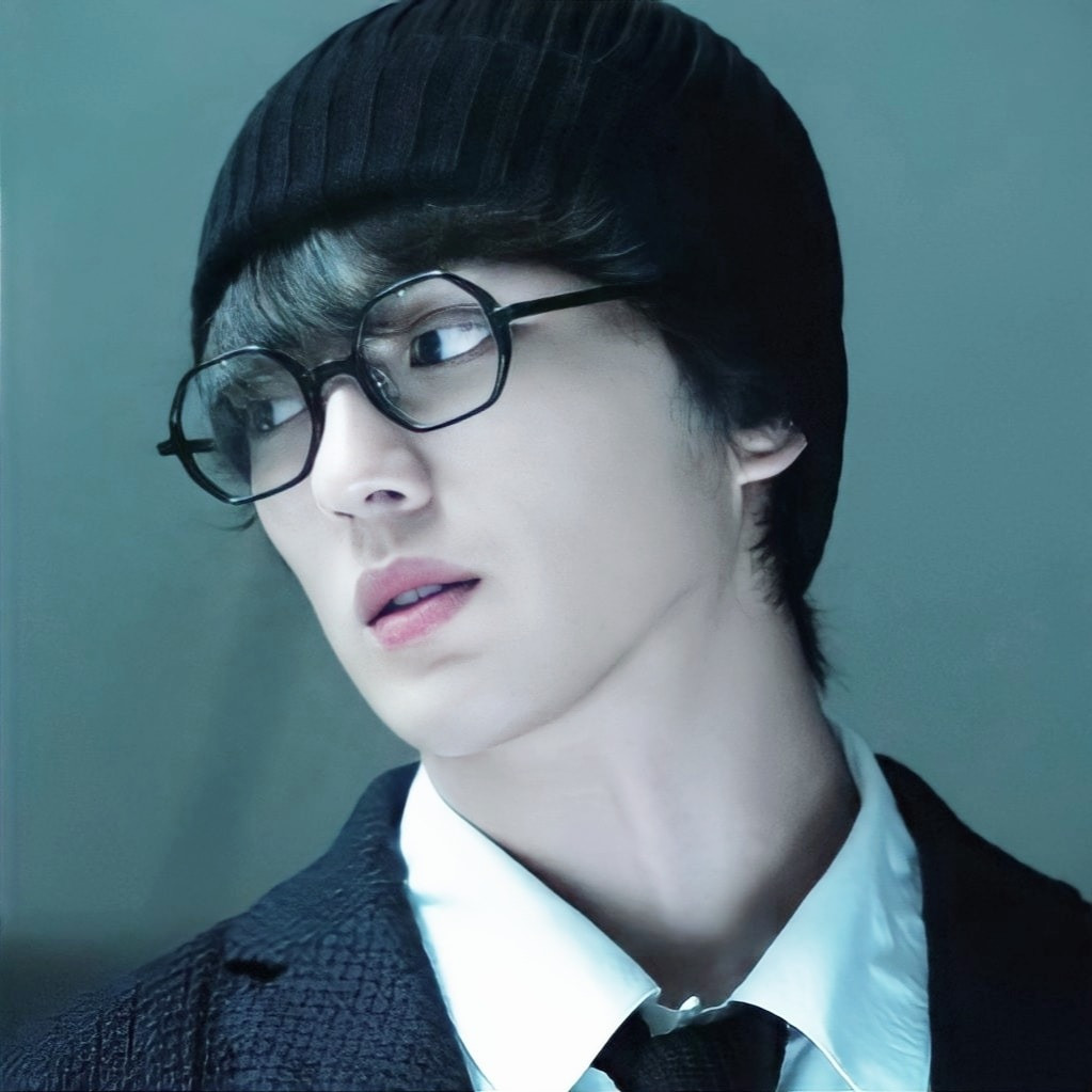 Được mệnh danh là quốc bảo nhan sắc của Nhật Bản. Anh từng được Goo Ranking xếp hạng 1 sao nam được bình chọn là có khuôn mặt đẹp nhất nước Nhật năm 2019, là nghệ sĩ nam duy nhất lọt top 10 sách ảnh ăn khách nhất cùng năm. Ngoại hình được đánh giá cao song không có nghĩa Mackenyu bị xem là “bình hoa di động”. Tài tử thử thách bản thân trong đa dạng hình tượng, từ hot boy học đường đến chiến binh tinh nhuệ hay sát thủ máu lạnh. Một số phim anh tham gia có thể kể đến: Take a Chance, Fullmetal Alchemist live action phần 2- 3, Chihayafuru, Over Drive, Todome no Kiss, Brave: Gunjou Senki, Peach girl…