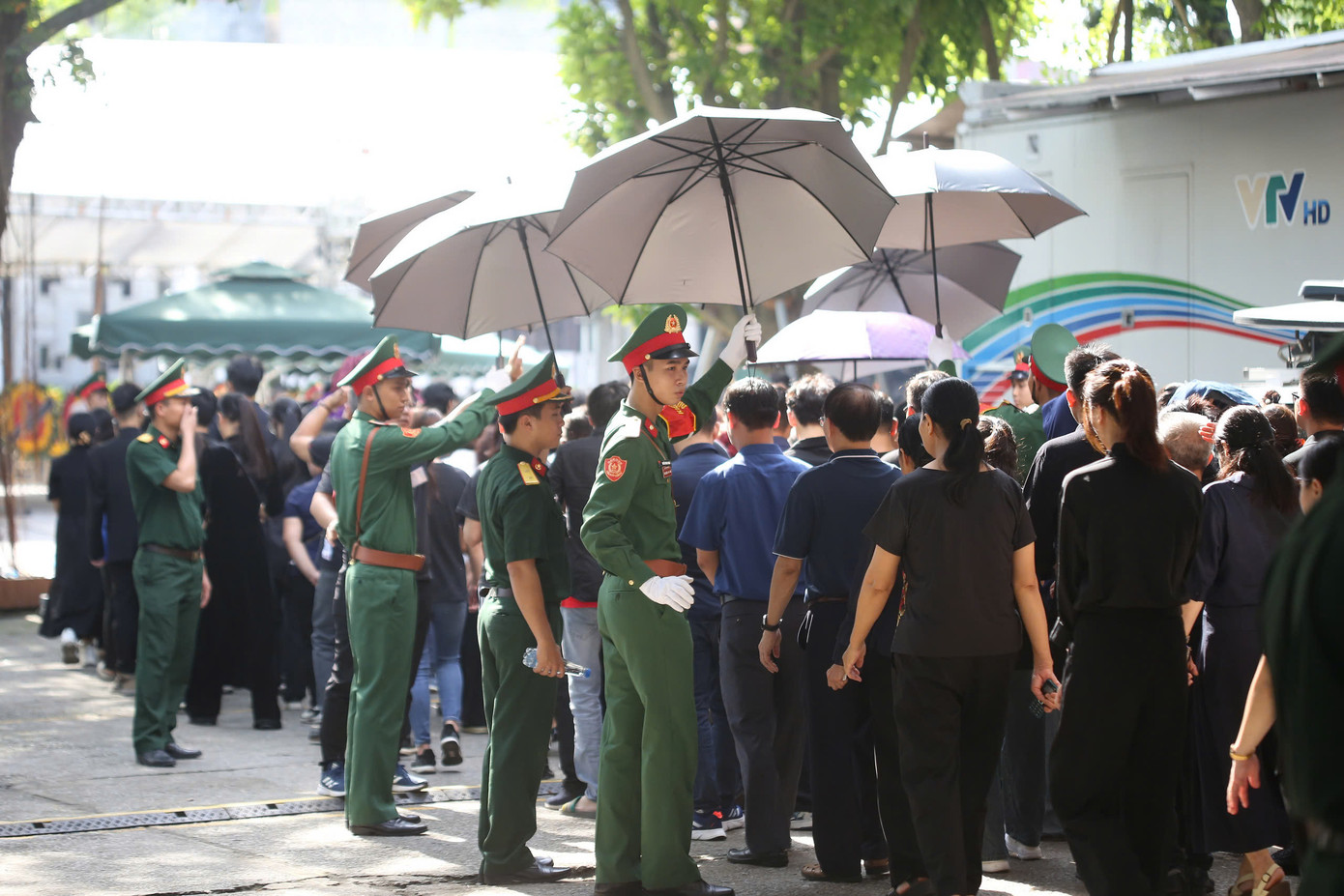 Lực lượng quân đội hỗ trợ người dân đến viếng dưới thời tiết nắng nóng tại Hà Nội.
