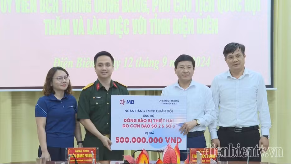 Đại diện MB trao 500 triệu đồng đến UBND tỉnh Điện Biên