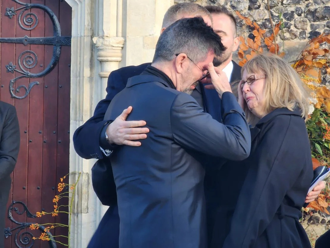 Simon Cowell rơi nước mắt an ủi bố mẹ Payne tại lễ tang của nam ca sĩ quá cố. Ảnh: CNN, Getty.