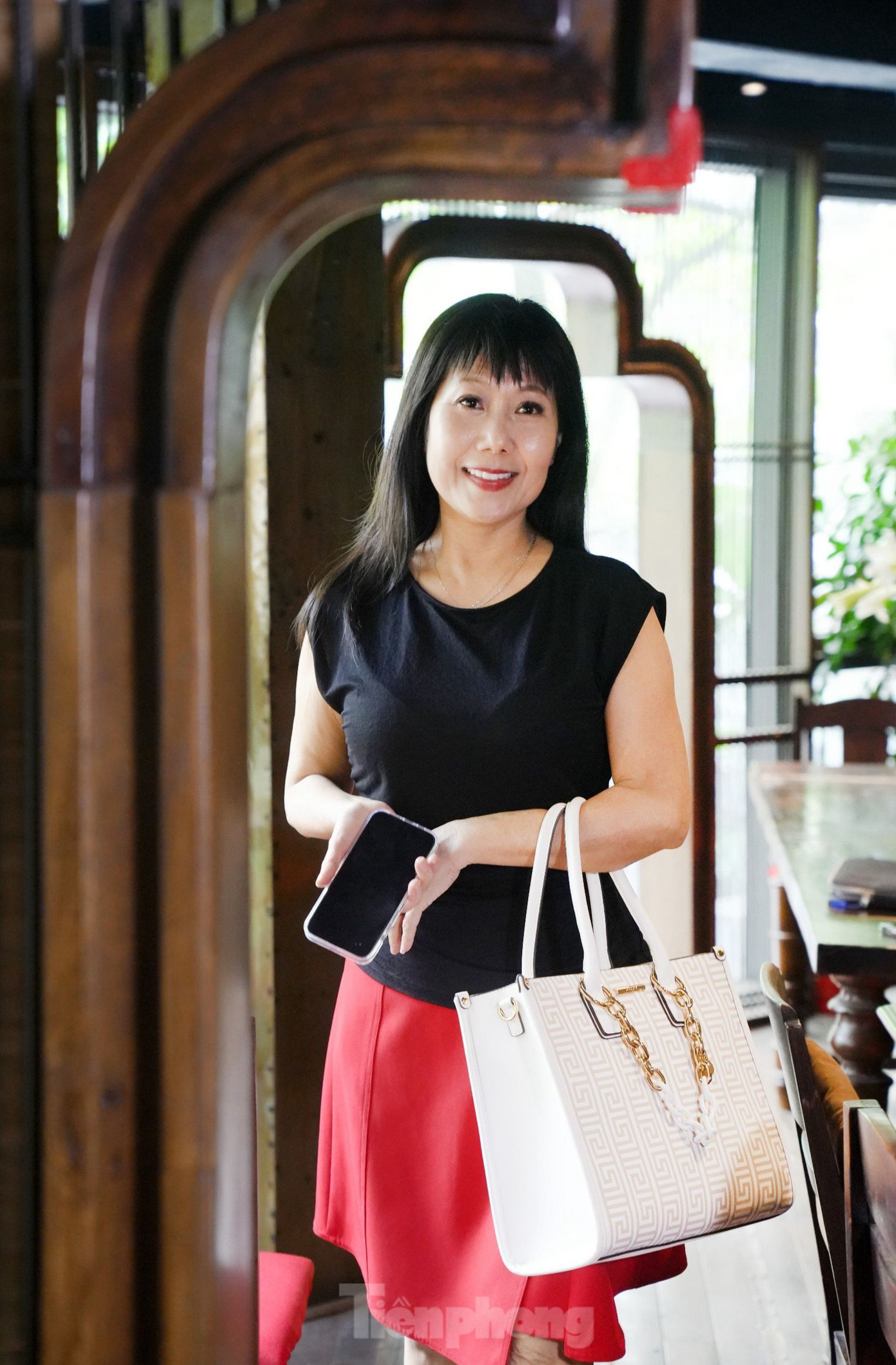 Hành trình với Trạm cứu hộ trái tim vẫn đang tiếp tục, Hương Tươi nói bà Mến vẫn xuất hiện thú vị ở chặng sau bộ phim. Nghệ sĩ kể dù là vai nhỏ trong phim, vẫn mất ba đến bốn tháng theo đoàn phim ghi hình. Nữ diễn viên sẵn sàng nhận lời nếu tìm được vai diễn ưng ý trên sóng giờ vàng trong tương lai. Ảnh: Trọng Quân.