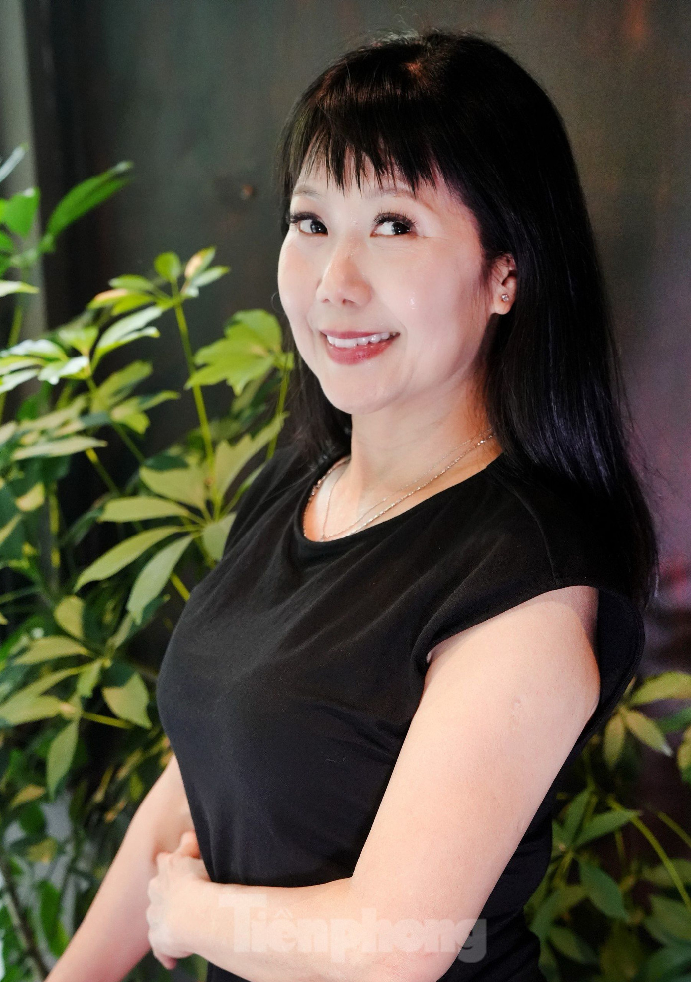 Hương Tươi sinh năm 1971, thập niên 2000, chị nổi tiếng khi là cây hài quen mặt trên Gặp nhau cuối tuần, nhiều tiểu phẩm ghép cặp với cố nghệ sĩ Phạm Bằng. Nhân vật của Hương Tươi chủ yếu là vai đanh đá, chất giọng lanh lảnh. Ảnh: Trọng Quân.