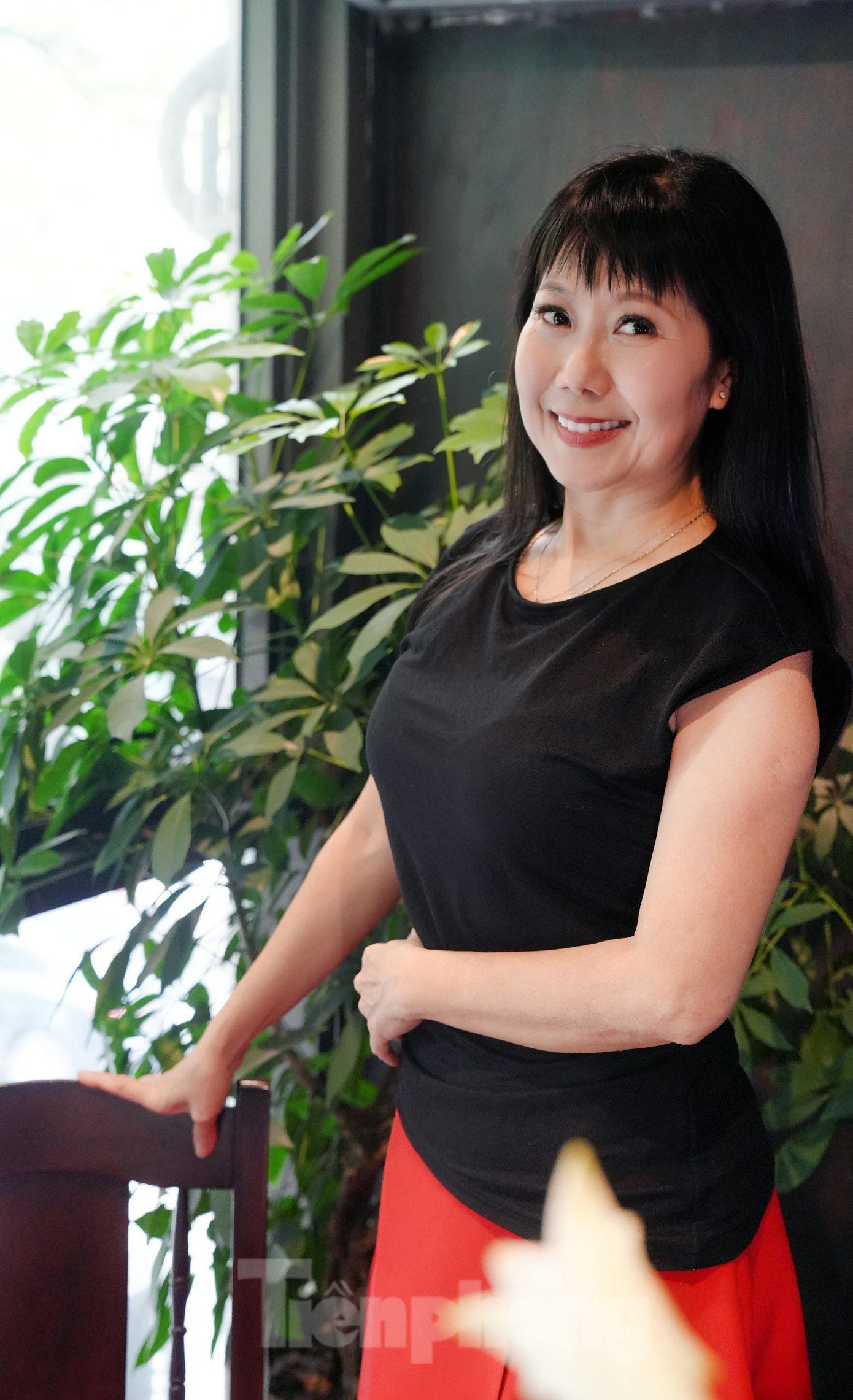 Hương Tươi sinh năm 1971, thập niên 2000, chị nổi tiếng khi là cây hài quen mặt trên Gặp nhau cuối tuần, nhiều tiểu phẩm ghép cặp với cố nghệ sĩ Phạm Bằng. Nhân vật của Hương Tươi chủ yếu là vai đanh đá, chất giọng lanh lảnh. Ảnh: Trọng Quân.