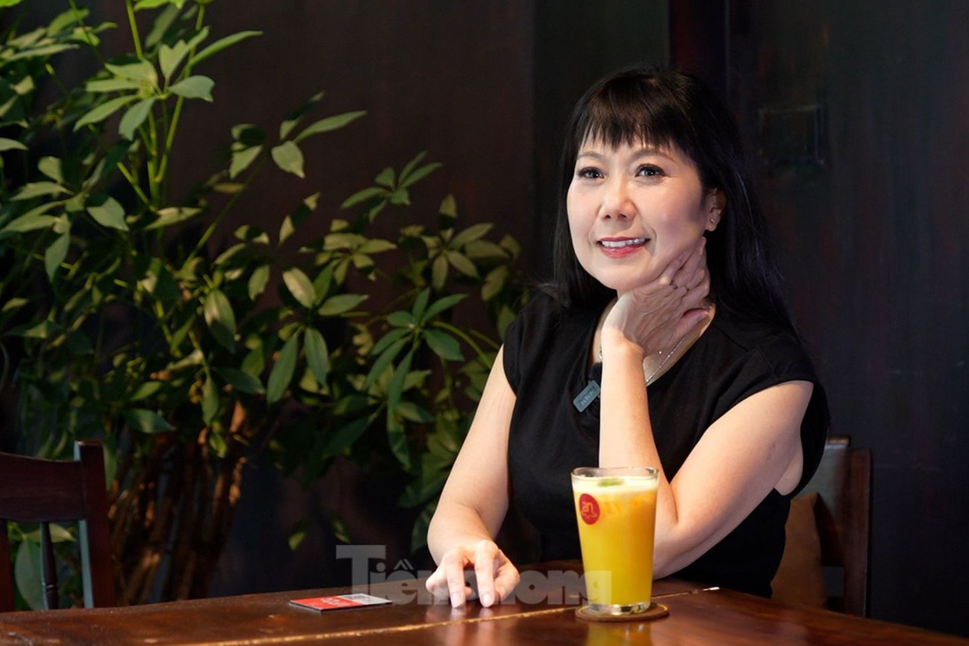 Nữ diễn viên hạnh phúc và tự hào khi khán giả có phản ứng tích cực với nhân vật bà Mến. Đọc bình luận của khán giả, Hương Tươi ngỡ ngàng vì sự yêu mến vượt xa kỳ vọng. Ảnh: Trọng Quân.