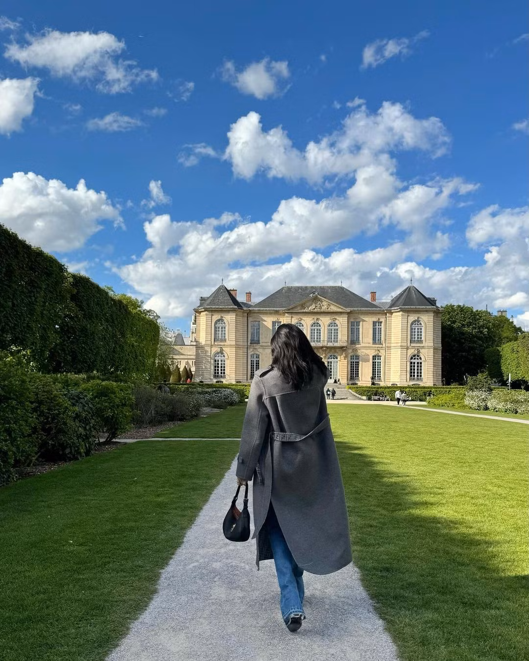 Lisa chia sẻ hình ảnh đi đến bảo tàng Musée Rodin - nơi cô bị bắt gặp hẹn hò cùng Frédéric Arnault. Ảnh: Instagram.