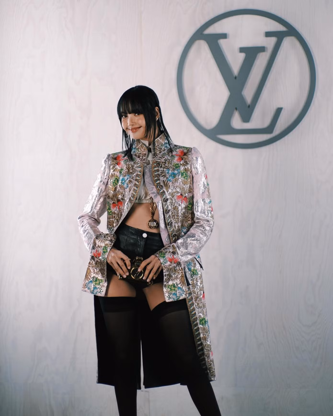 Nhiều tin đồn về việc Lisa chia tay thương hiệu Celine và tìm bến đỗ lâu dài với Louis Vuitton. Trước đó, Lisa là đại sứ toàn cầu của Celine, thông thường người đại diện thương hiệu sẽ tránh đi sự kiện thời trang của nhãn hàng khác. Nhiều tin đồn về việc Lisa chia tay thương hiệu Celine và tìm bến đỗ lâu dài với Louis Vuitton. Trước đó, Lisa là đại sứ toàn cầu của Celine, thông thường người đại diện thương hiệu sẽ tránh đi sự kiện thời trang của nhãn hàng khác.
