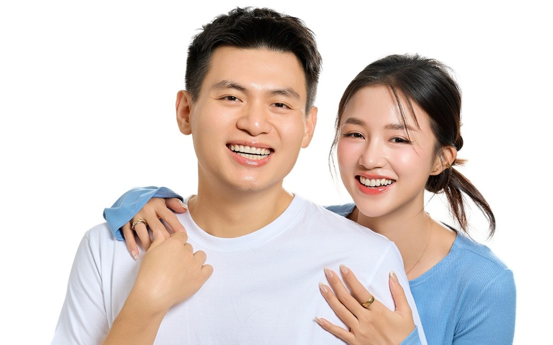 Vợ chồng Long Hạt Nhài - Salim (phải) lồng tiếng cho nhân vật vua và hoàng hậu.