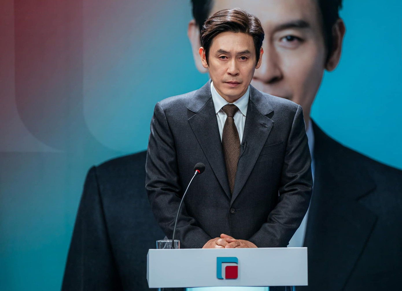 Hai nhân vật chính Kim Hee Ae và nam diễn viên Sul Kyung Gu. The Whirlwind là phim truyền hình đầu của Sul Kyung Gu sau 30 năm làm nghề. Hai nhân vật chính Kim Hee Ae và nam diễn viên Sul Kyung Gu. The Whirlwind là phim truyền hình đầu của Sul Kyung Gu sau 30 năm làm nghề.