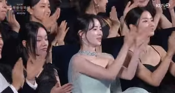 Sự hiện diện của Jung Woo Sung nhận được sự cổ vũ lớn từ đồng nghiệp.