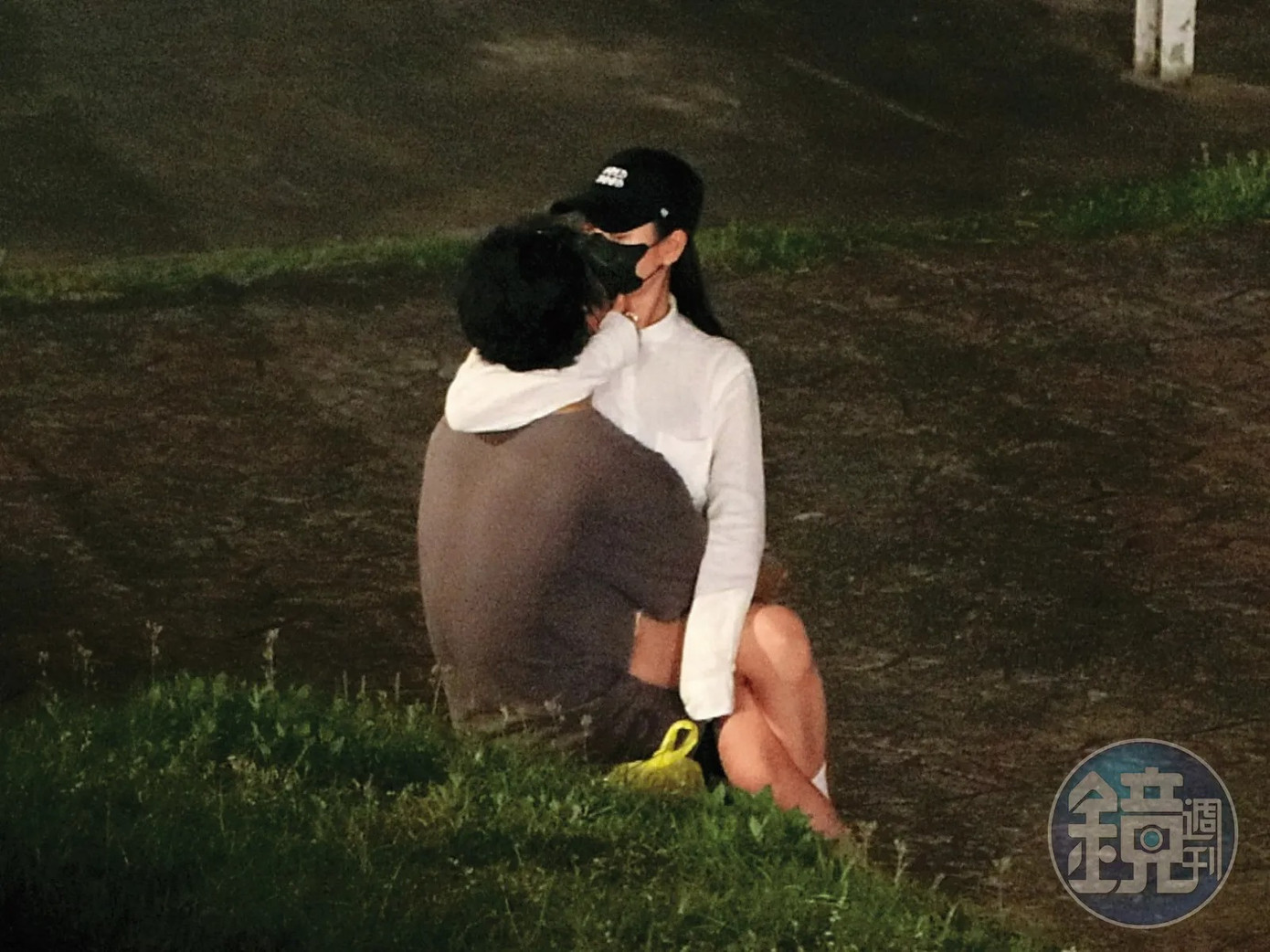 Hôm 2/4, nam diễn viên Chu Hiên Dương (Berant Chu) và ca sĩ Julia Wu bị phát hiện lén lút hẹn hò, trong khi Chu Hiên Dương đã có bạn gái là YouTuber Cindy H. Cả hai bị quay lại video thân mật ở công viên vào đêm khuya, khi Cindy đang đi công tác ở Hàn Quốc.