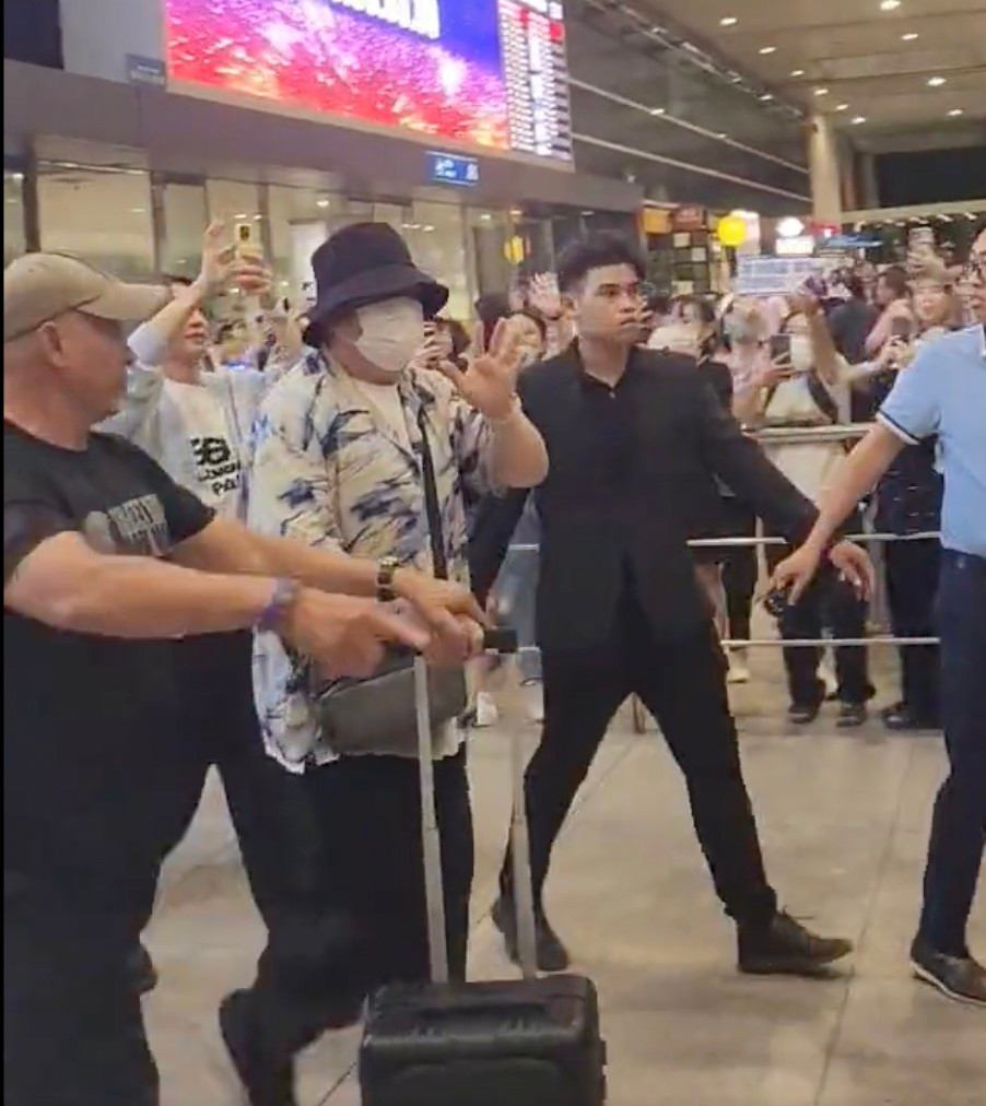 Hai thành viên Super Junior là Shindong và Leeteuk được chào đón nồng nhiệt tại sân bay Tân Sơn Nhất trong vòng tay của người hâm mộ. Trưởng nhóm Leeteuk đăng tải video cùng dòng chữ tiếng Việt: “Rất vui được gặp các bạn. Cảm ơn Việt Nam nhé”.