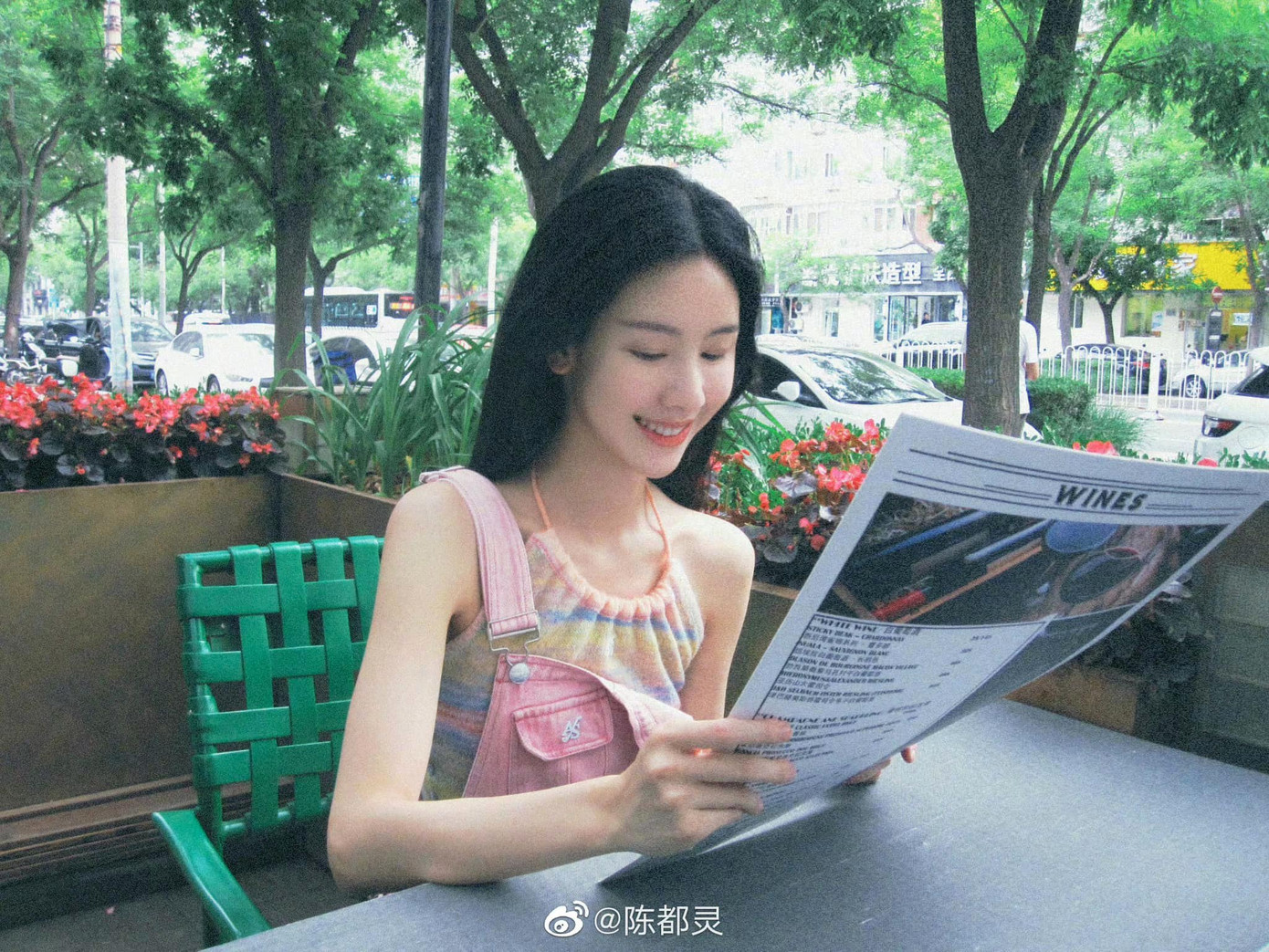 Trần Đô Linh sinh năm 1993 tại Hạ Môn, tỉnh Phúc Kiến, Trung Quốc. Cô được ngợi ca là mỹ nhân học giỏi khi thi đậu Đại học Hàng không và Du hành vũ trụ Nam Kinh với số điểm 621/750. Năm 2015, nữ diễn viên có tên trong top 10 sinh viên xuất sắc nhất trường, mục chế tạo công trình và vũ khí chuyên nghiệp.