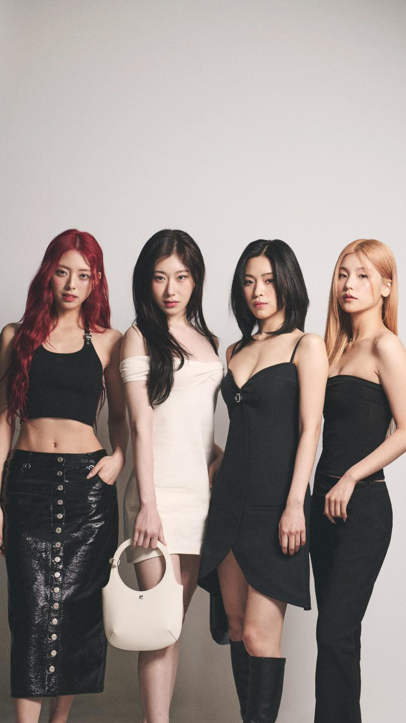 Nhóm ITZY tái xuất Tuần lễ Thời trang Paris khi đồng hành cùng nhà mốt Courrèges. 4 cô gái nhà JYP Entertainment mang đến phong cách tối giản nhưng không kém phần hiện đại, nữ tính. Nhóm ITZY tái xuất Tuần lễ Thời trang Paris khi đồng hành cùng nhà mốt Courrèges. 4 cô gái nhà JYP Entertainment mang đến phong cách tối giản nhưng không kém phần hiện đại, nữ tính.