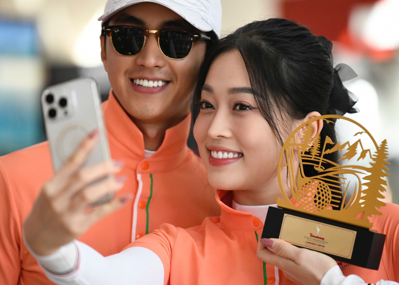 “Vợ chồng tôi mới chơi 3-4 tháng và đến với tâm thế trải nghiệm, vừa chơi vừa học. Tôi không dám nhắm mục tiêu đến những giải cao nhất nhưng cố gắng gặt hái giải nhỏ trước như Nearest to pin (Cú phát bóng đến gần cờ nhất) hoặc Longest driver (Cú đánh xa nhất)”, Á hậu Phương Nga chia sẻ.