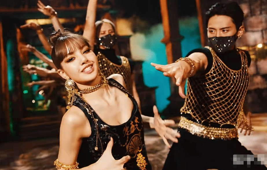 Lời chia sẻ của Lisa trong đêm concert tại Hàn Quốc khiến nhiều người suy đoán cô sẽ rời công ty. Lời chia sẻ của Lisa trong đêm concert tại Hàn Quốc khiến nhiều người suy đoán cô sẽ rời công ty.