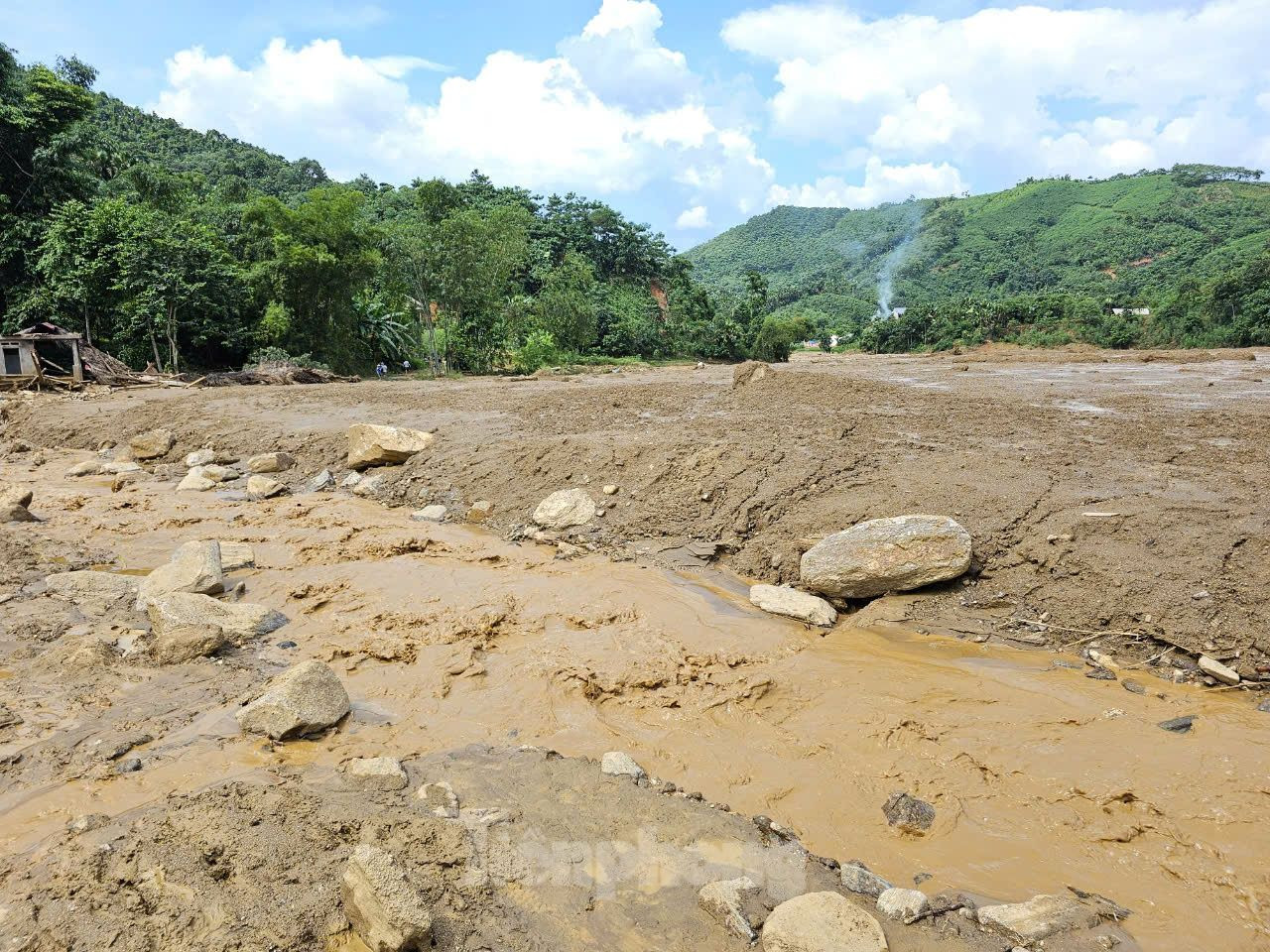 Chỉ sau một đêm, trận lũ quét lịch sử đã san phẳng toàn bộ nhà cửa của người dân thôn Làng Nủ. Ngôi nhà của 37 hộ dân bị đất đá trên núi Voi tràn xuống vùi lấp. Ảnh: Hân Nguyễn.