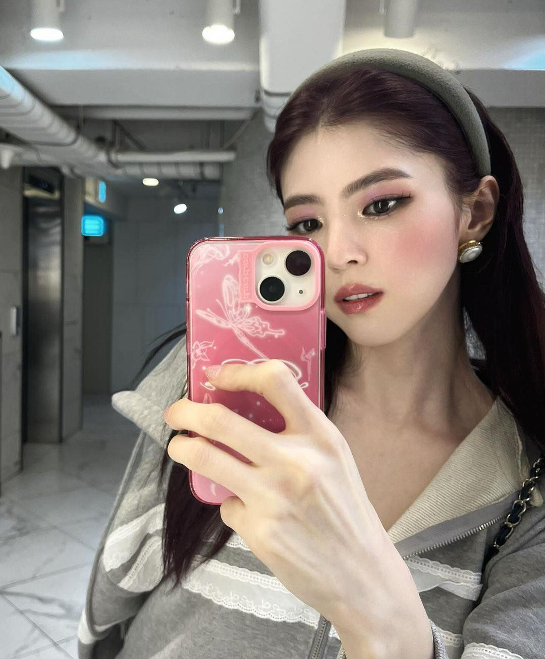 Han So Hee đăng hình lên trang cá nhân "nhá hàng" dự án mới. Han So Hee đăng hình lên trang cá nhân "nhá hàng" dự án mới.