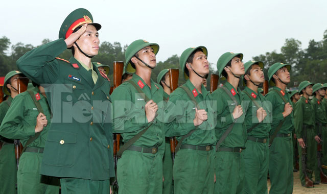 Lễ chào cờ được tổ chức trang trọng trong tiếng hát quốc ca vang rền của hàng trăm cán bộ, chiến sĩ Trung đoàn