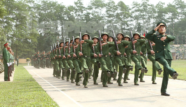 Khối đại đội hỏa lực diễu duyệt qua lễ đài