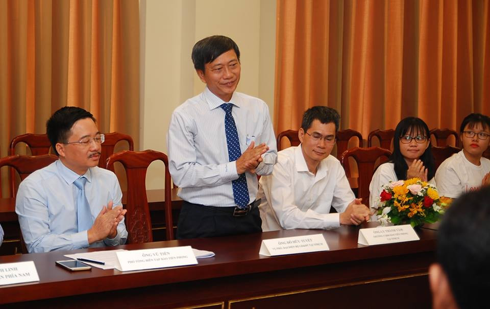 Lễ trao học bổng và tọa đàm 'Nâng bước sinh viên-Chắp cánh tương lai' ảnh 17