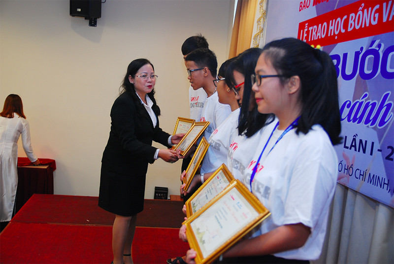 Lễ trao học bổng và tọa đàm 'Nâng bước sinh viên-Chắp cánh tương lai' ảnh 11