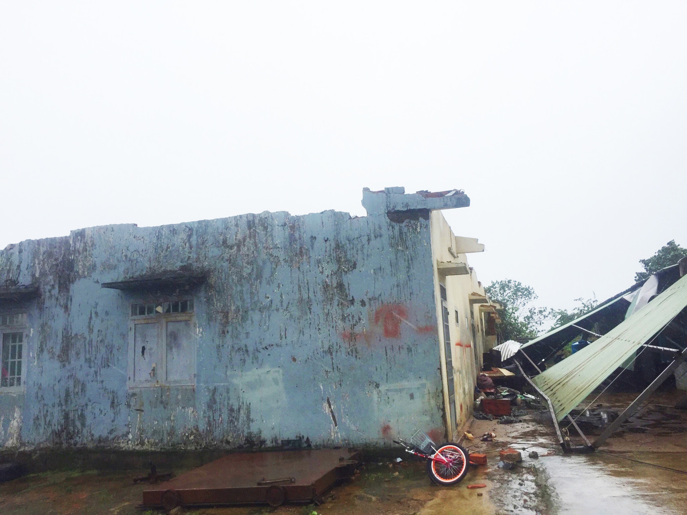 Nhiều người thiệt mạng vì bão Damrey quét qua ảnh 17