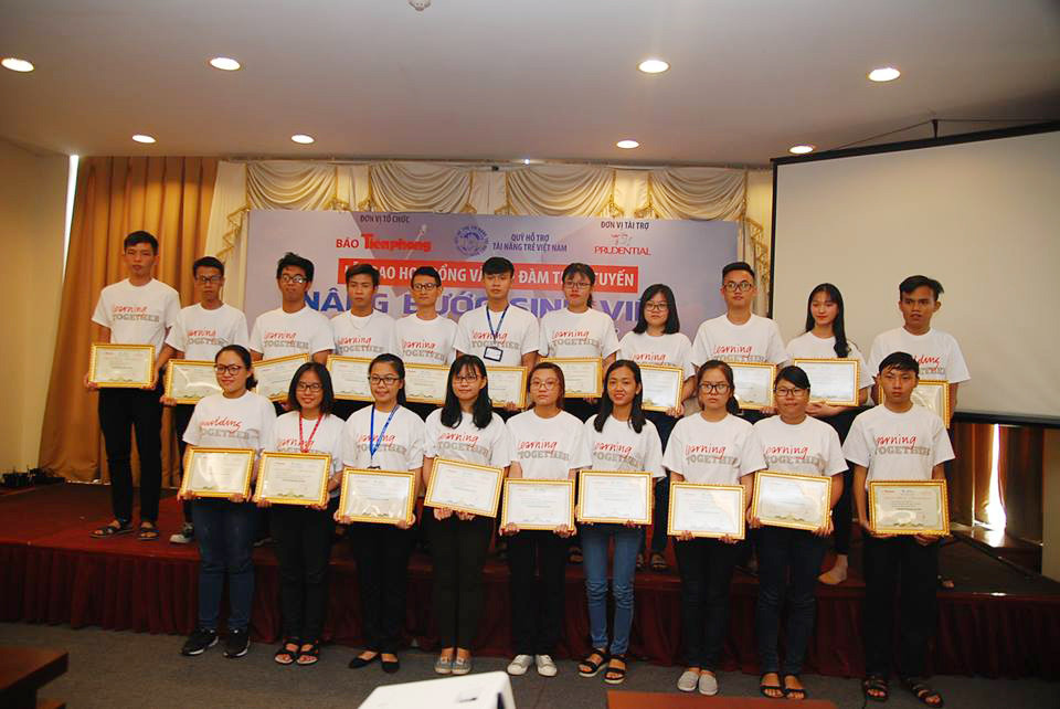 Lễ trao học bổng và tọa đàm 'Nâng bước sinh viên-Chắp cánh tương lai' ảnh 2