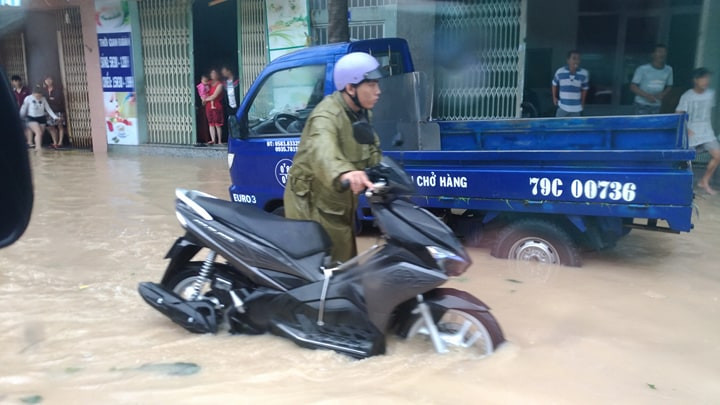 Nhiều người thiệt mạng vì bão Damrey quét qua ảnh 35