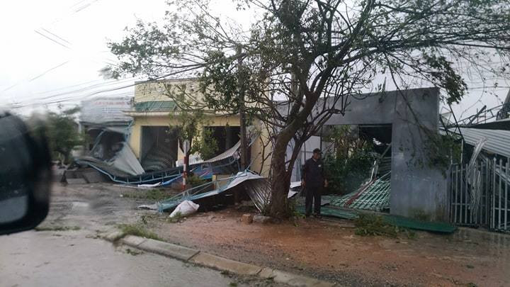 Nhiều người thiệt mạng vì bão Damrey quét qua ảnh 24