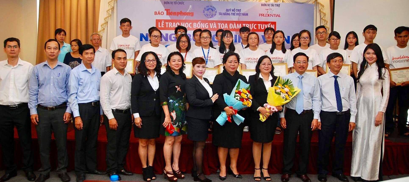 Lễ trao học bổng và tọa đàm 'Nâng bước sinh viên-Chắp cánh tương lai' ảnh 1