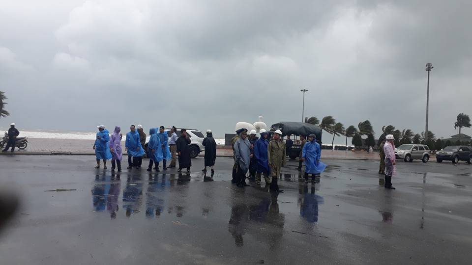 Nhiều người thiệt mạng vì bão Damrey quét qua ảnh 27