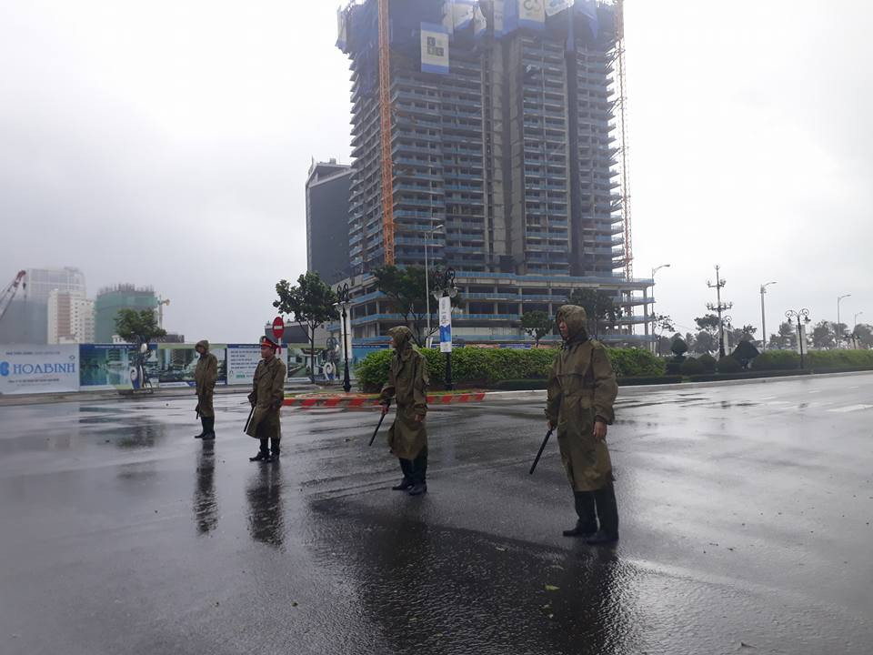 Nhiều người thiệt mạng vì bão Damrey quét qua ảnh 26