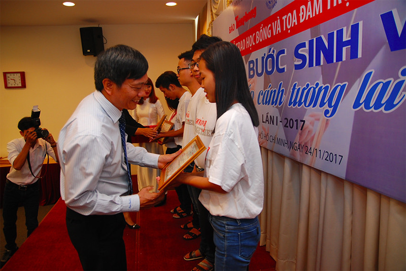 Lễ trao học bổng và tọa đàm 'Nâng bước sinh viên-Chắp cánh tương lai' ảnh 12