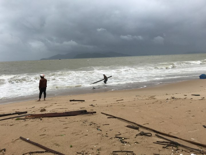 Nhiều người thiệt mạng vì bão Damrey quét qua ảnh 10