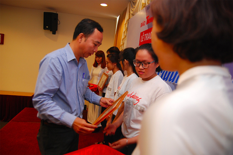 Lễ trao học bổng và tọa đàm 'Nâng bước sinh viên-Chắp cánh tương lai' ảnh 13