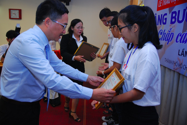 Lễ trao học bổng và tọa đàm 'Nâng bước sinh viên-Chắp cánh tương lai' ảnh 15