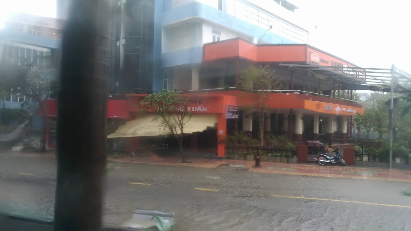 Nhiều người thiệt mạng vì bão Damrey quét qua ảnh 50