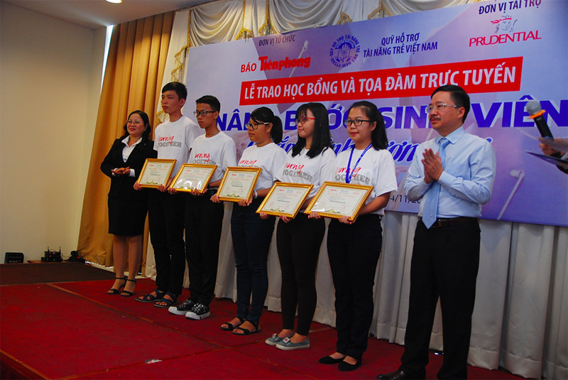 Lễ trao học bổng và tọa đàm 'Nâng bước sinh viên-Chắp cánh tương lai' ảnh 14