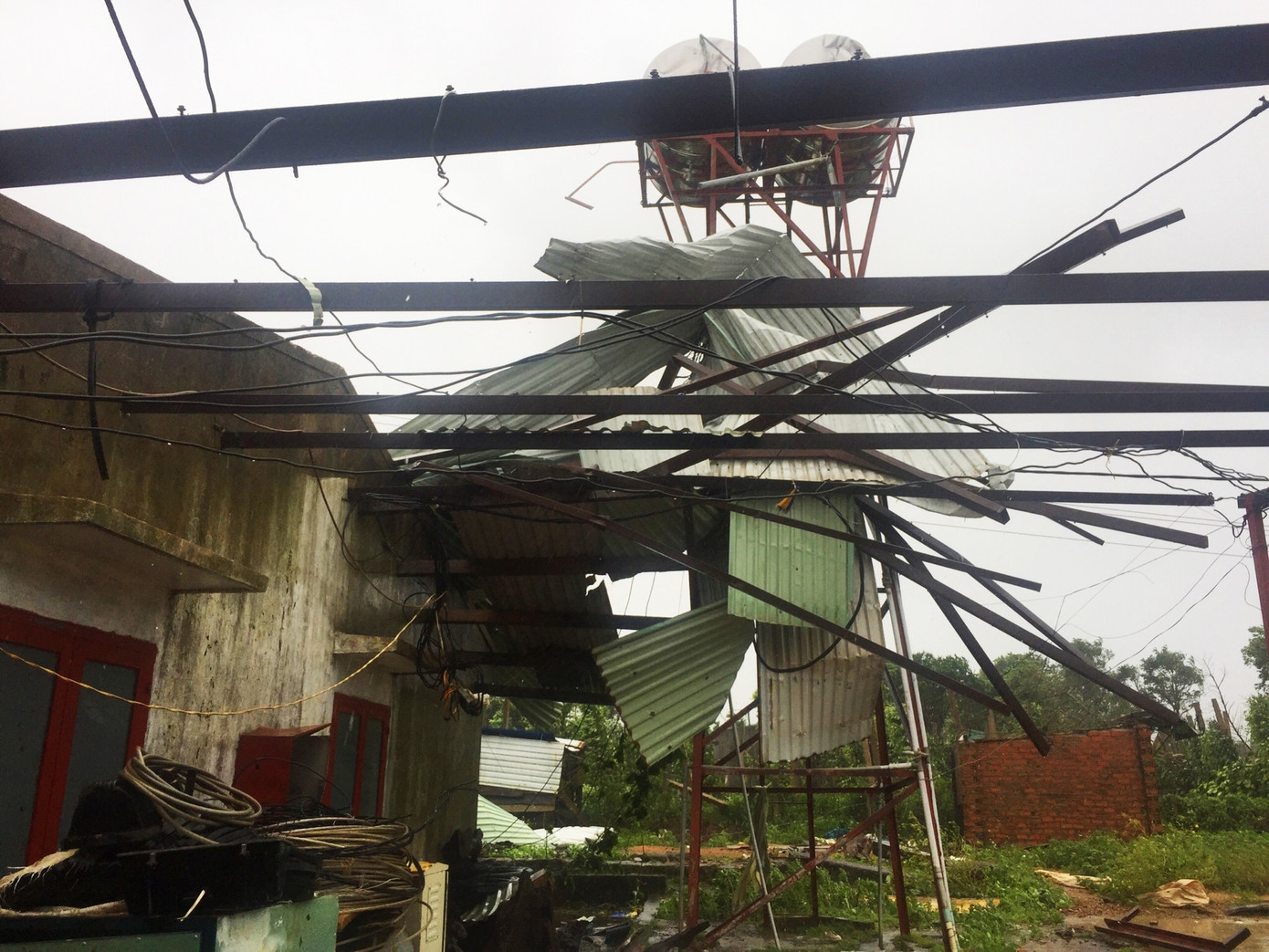 Nhiều người thiệt mạng vì bão Damrey quét qua ảnh 18