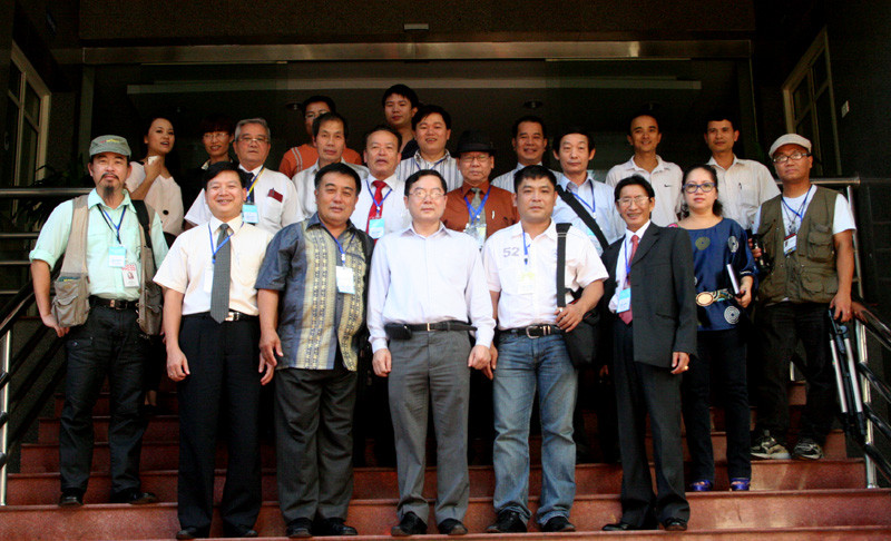 Chụp ảnh lưu niệm tại tòa soạn báo Tiền Phong