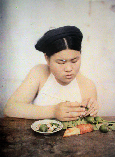  Năm 1909, Albert Kahn, một chủ nhà băng người Pháp, tiến hành kế hoạch đầy tham vọng là xây dựng kho tư liệu ảnh màu cho các dân tộc trên thế giới. Leon Busy, trung úy hậu cần quân đội Pháp, được giao chụp ảnh ở Việt Nam. Từ năm 1914 tới năm 1917, Busy đã chụp hơn 1.700 bức ảnh. Khoảng 60 bức ảnh của ông đang được trưng bày trong triển lãm Hà Nội sắc màu. Trong ảnh là một cô gái đang têm trầu.