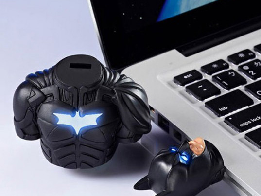 Ổ flash Infothink được cắm vào máy tính bảng qua cổng USB. Ổ flash Infothink được cắm vào máy tính bảng qua cổng USB