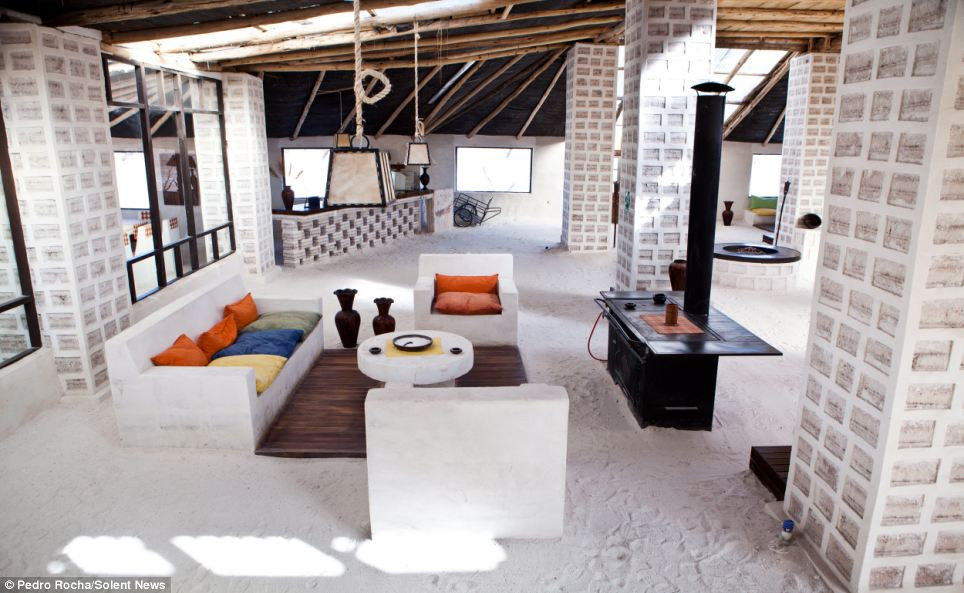 Những chiếc ghế bằng muối làm đồ nội thất bên trong khách sạn