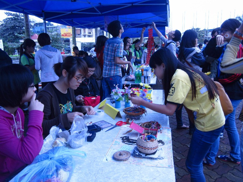 Các tình nguyện viên làm đò handmade để bán gây quỹ