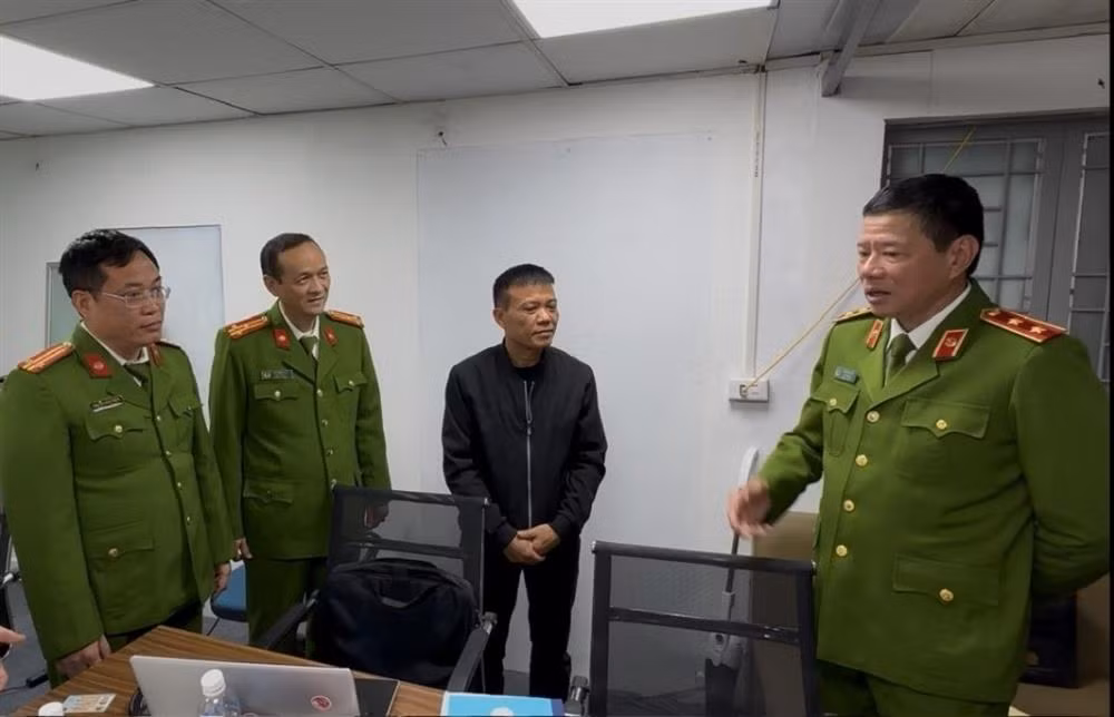 Trung tướng Trần Minh Lệ, Cục trưởng Cục cảnh sát phòng, chống tội phạm về môi trường (C05) trực tiếp chỉ đạo kiểm tra, làm rõ các sai phạm tại Công ty TNHH Thương mại Linh Hải. Trung tướng Trần Minh Lệ, Cục trưởng Cục cảnh sát phòng, chống tội phạm về môi trường (C05) trực tiếp chỉ đạo kiểm tra, làm rõ các sai phạm tại Công ty TNHH Thương mại Linh Hải.