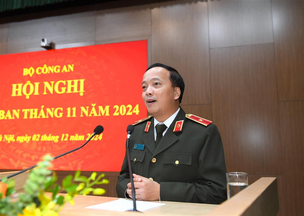 Thiếu tướng Đặng Hồng Đức, Chánh Văn phòng Bộ Công an trình bày báo cáo tại Hội nghị. Thiếu tướng Đặng Hồng Đức, Chánh Văn phòng Bộ Công an trình bày báo cáo tại Hội nghị.