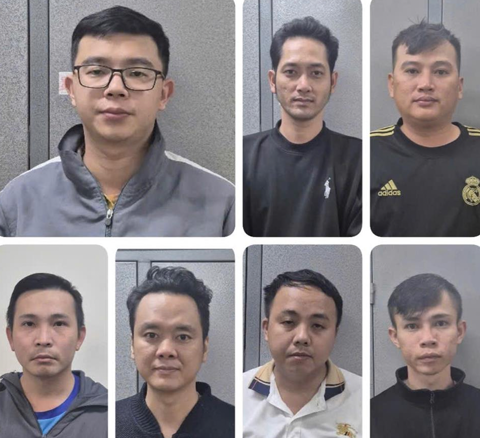 Các đối tượng trong đường dây phạm tội bị khởi tố (từ trái sang phải, trên xuống dưới): Trần Thanh Tuấn, Ngô So Ny, Phạm Quốc Trường, Ngô Trường Phi, Phạm Bách Tùng, Bùi Đình Trọng, Trần Hoàng Khang.