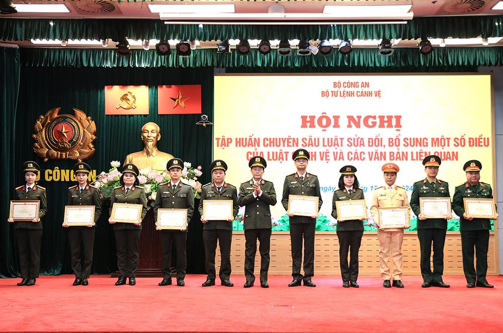 Thứ trưởng Lê Quốc Hùng trao Bằng khen của Bộ Công an tặng 06 tập thể, 04 cá nhân có thành tích xuất sắc trong công tác xây dựng Luật Cảnh vệ và các văn bản có liên quan. Thứ trưởng Lê Quốc Hùng trao Bằng khen của Bộ Công an tặng 06 tập thể, 04 cá nhân có thành tích xuất sắc trong công tác xây dựng Luật Cảnh vệ và các văn bản có liên quan.