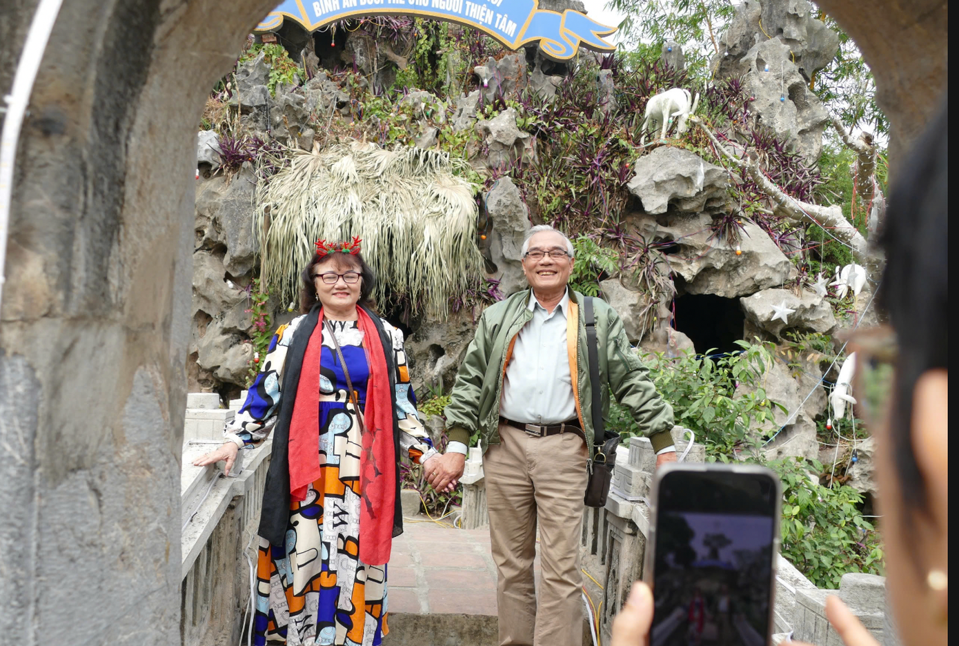 Người dân vui mừng đón Giáng sinh tại Nhà thờ Phát Diệm.