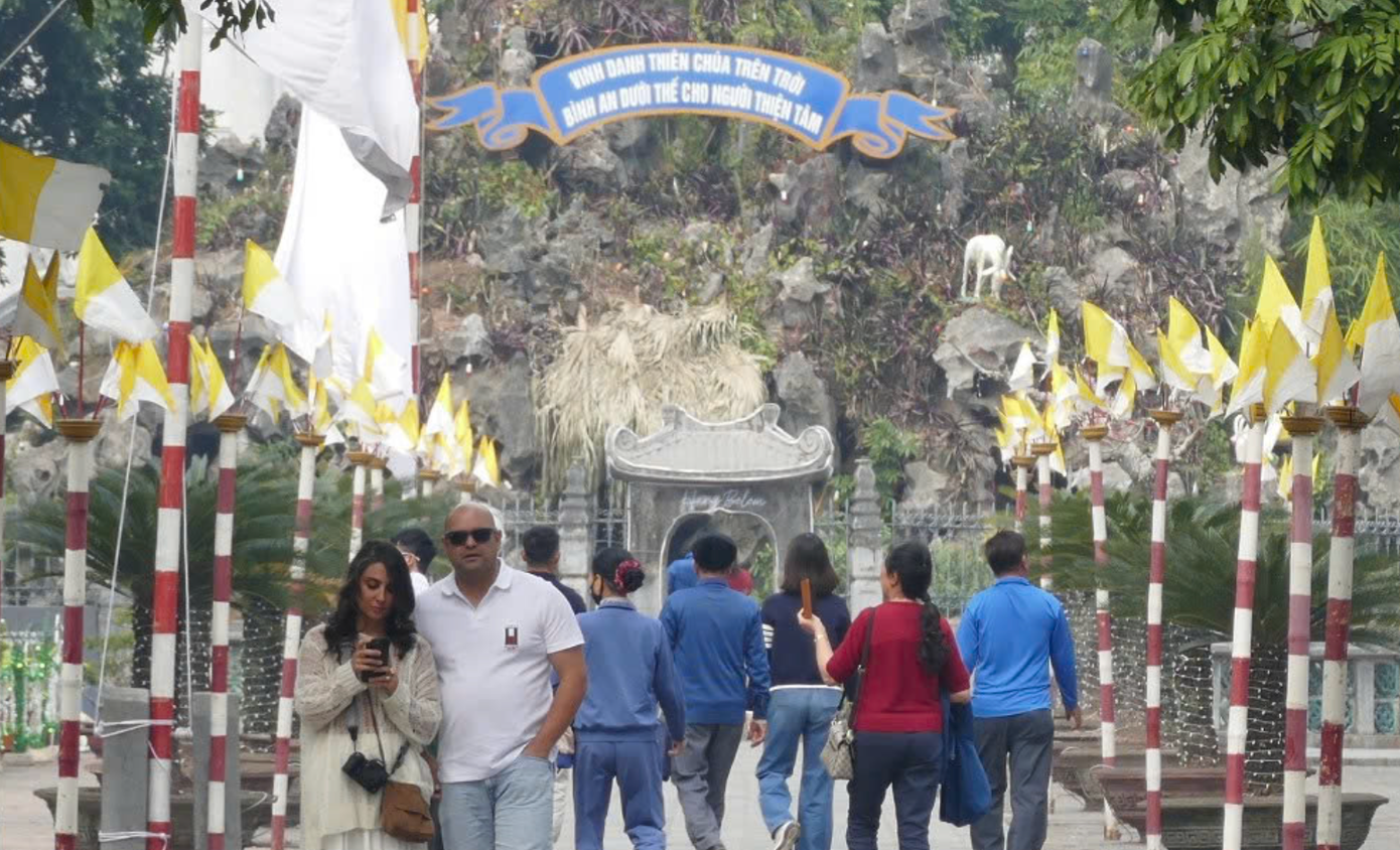 Du khách vãn cảnh tại Nhà thờ Phát Diệm.